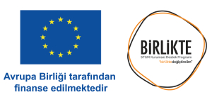 Bu görsel beyaz arka fon üzerine tasarlanmış bir grafik tasarım. Görselin sol tarafında Avrupa Birliği bayrağı bulunuyor. Bayrağın altında ' Avrupa Birliği tarafından finanse edilmektedir.' yazısı yer alıyor. Bayrağın sağ tarafında bir logo bulunuyor.Logo, siyah ve yeşil renkli, ince ve daire şeklinde çizgi bulunduruyor. Daire içerisinde, siyah renkli ve büyük harfler ile 'Birlikte' yazısı bulunuyor. Birlikte yazısının altında çok daha küçük font kullanılarak 'STGM Kurumsal Destek Programı' yazısı yer alıyor. Bu yazının da altında birlikte değiştirelim yazısı yer alıyor.