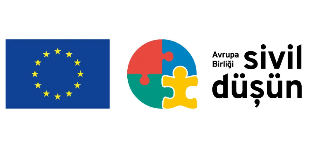 Bu görselde iki ana öge yer almaktadır. Sol tarafta, koyu mavi zemin üzerinde dairesel olarak dizilmiş 12 sarı yıldızdan oluşan Avrupa Birliği bayrağı bulunmaktadır. Bu bayrak, Avrupa Birliği’ni temsil eder. Sağ tarafta ise “Birlikte” programının logosu yer alır. Logoda üç parçadan oluşan yuvarlak bir yapboz figürü bulunur: sol üst parça kırmızı, sol alt parça yeşil, sağ yarı ise mavidir. Yapbozun sağ alt kısmı sarı renkte, insan figürünü andıran bir parçadır. Bu renkli logo öğesinin sağında ise siyah harflerle yazılmış “Birlikte” kelimesi yer alır. Bu görsel, Avrupa Birliği tarafından desteklenen Birlikte Programı’nın tanıtımında kullanılmaktadır.