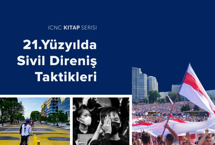 Bu görsel 21. Yüzyılda Sivill Direniş Taktikleri kitabının kapağı. Görsel lacivert zemin üzerine oluşturulmuş bir grafik tasarım. Görselin solunda ICNC KİTAP SERİSİ yazısı yer alıyor. Bu yazının hemen altında daha büyük puntolarla 21. Yüzyılda Sivill Direniş Taktikleri yazıyor. Görselin en altına üç fotoğraf yerleştirilmiş. Bu fotoğraflardan ilki; Beyaz Saray'ın sokağını kaplayacak şekilde sarı harflerle yazılmış "Siyahların hayatı önemlidir" yazısının bir kısmını gösteriyor. Fotoğrafta sokağa bakan bisikletli biri yeralıyor. İkinci fotoğraf siyah beyaz, kadrajda maske takmış birkaç insan gözüküyor. Fotoğrafta sağ önde duran insana odaklanılmış. Maske takıyor, sağ eliyle gözünü kapatmış duruyor. Arkasında başka bir maskeli insan daha var, elinde tuttuğu pankartın bir kısmı görünüyor. Üçüncü fotoğraf 2020 Belarus Protestolarından bir kare. Kalabalık bir insan grubu ve bir dönem kullanılmış beyaz -kırmızı - beyaz renklerden oluşan Belarus bayrakları yer alıyor.