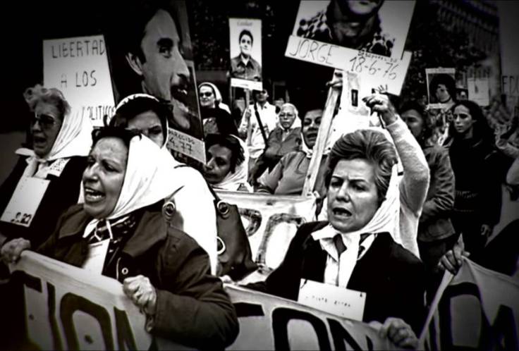 Bu görsel kamera ile çekilmiş bir fotoğraftır. Görselde bir grup kadının pankartlar tutarak yürüyüş yapması yer alıyor. Fotoğrafta kişilerin yüzleri kameraya doğru dönük ve kadınların slogana eşlik ettikleri ana denk geliyor. Görsel siyah beyaz. Fotoğraf, Hakikat ve Adalet için Ulusal Hafıza Günü, Arjantin'de 24 Mart 1976 ile 10 Aralık 1983 tarihleri arasında Arjantin ulusal devletinin yönetimini gasp eden ve kendilerine “Ulusal Yeniden Yapılanma Süreci” adını veren son askeri diktatörlüğün kurbanlarının anıldığı gün çekilmiştir.