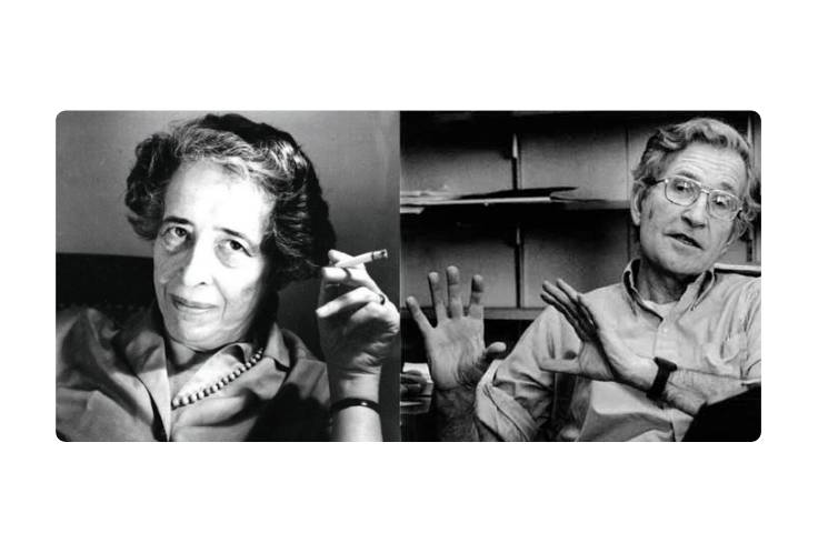 Bu görsel Hannah Arendt ve Noam Chomsky'in fotoğraflarının olduğu siyah beyaz bir kolaj. Görselin solundaki fotoğrafta Hannah Arendt, elindeki sigarasıyla kameraya bakarak pozvermiş. Görselin sağındaki fotoğrafta Noam Chomsky oturduğu yerden bir şey anlatıyor gibi gözüküyor. İki elini omuz hizasında avuç içleri karşıya bakacak şekilde kaldırmış.