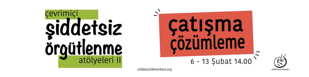 Bu görsel beyaz zemin üzerine hazırlanmış bir grafik tasarım. Sol kısımda, 'çevrimiçi şiddetsiz örgütlenme atölyeleri iki' yazıyor. 'Çevrimiçi' yazısı açık yeşil renginde olan bir şerit üzerinde yer alıyor. 'Atölyeleri iki' yazısı da açık yeşil renginde olan bir şeridin üzerinde yer alıyor. Yazının sağ kısmında koyu turuncu renginde olan bir şerit üzerinde 'çatışma çözümleme' yazısı yer alıyor. 'Çatışma çözümleme' yazısının sağ alt köşe kısmında, '6 - 13 Şubat 14.00' yazıyor. Tasarımın sağ alt köşe kısmında, Şiddetsizlik Merkezi logosu bulunuyor. Logoda bir çember içerisinde zeytin dalı bulunuyor. Zeytin dalının üst ucu çember dışına çıkmış şekilde duruyor. Logonun altında, Şiddetsizlik Merkezi yazıyor. Tasarımın orta alt kısımında, siddetsizlikmerkezi.org yazıyor.