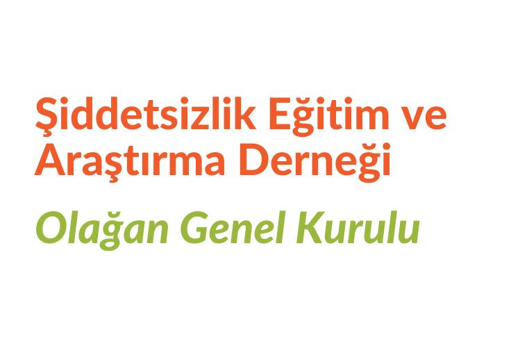 Görsel beyaz zemin üzerine hazırlanmış bir grafik tasarım. Tasarımın orta kısmında, turuncu renginde 'Şiddetsizlik Eğitim ve Araştırma Derneği' yazısı bulunuyor. Yazının alt kısmında, 'Olağan Genel Kurulu' yazısı, yeşil renkli olarak yer alıyor.