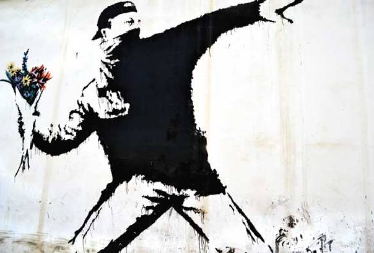 Görsel stencil ile yapılmış bir duvar resmi. Resim beyaz bir duvar üstünde. Resimde yüzü burnundan itibaren bandanayla kapalı, gözleri ve kulağı açıkta, önü siperli siyah spor şapkasını siperi arkaya gelecek şekilde ters takmış, siyah uzun kollu bir giysi ve pantolon giymiş biri önden çizilmiş. Bu kişi başını yana çevirmiş, bir elinde tuttuğu renkli çiçek buketini fırlatmak üzere diğer kolunu öne doğru uzatarak ve dizlerini kırarak poziyon almış. Tüm resim siyah beyaz, sadece çiçek demetinde renk kullanılmış. Resim, tüketim kültürü, savaş, kapitalizm karşıtı ironik ve güçlü eserleriyle dünyaca tanınan anonim graffiti sanatçısı Banksy tarafından 2003 yılında Filistin’de yapılmış, en çok “Flower Thrower” (Türkçesi: "Çiçek Atıcı") ve “Love is in the air” (Türkçesi: "Havada aşk kokusu var") isimleriyle biliniyor.