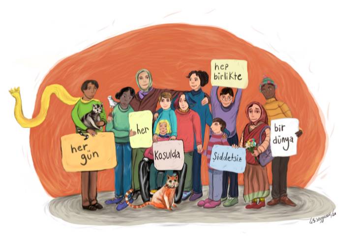 Bu görsel beyaz zemin üzerine yapılmış bir grafik tasarım. Tasarımın orta kısmında turuncu renkli yamuk bir daire şekli var. Dairenin önünde on kişilik bir insan grubu ve iki kedi çizimi bulunuyor. Kişilerin ve kedilerin durduğu zemin; yeşil, yamuk bir yuvarlak şeklindedir. İnsanların her biri birbirinden farklı çizimler ve farklı insan gruplarını temsil eden tasarımlar. Görseldeki on kişiden altısında birer pankart bulunuyor. Soldan sağa sırayla pankartlarda; her gün, her, koşulda, hep birlikte, şiddetsiz, bir dünya yazıları yer alıyor.