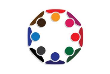 Bu görsel beyaz zemin üzerine hazırlanmış bir grafik tasarım. Görselde, farklı renklerde 8 insan figürü yer alıyor. İnsan figürlerinin sadece kafa ve omuz kısımlarını görüyoruz. Bu figürler bir çember içerisine yerleştirilerek örüntü şeklinde tasarlanmış.