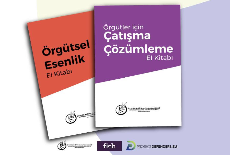 Görsel Örgütsel Esenlik El Kitabı'nın ve Örgütler için Çatışma Çözümleme El Kitabı'nın kapağının olduğu bir grafik tasarım. Kitapların kapağı görselin ortasına yerleştilmiş. Görselin en altında yanyana; Şiddetsizlik Merkezi'nin, FIDH'in (International Federation for Human Rights) ve Protetect Defenders'in logoları yeralıyor.