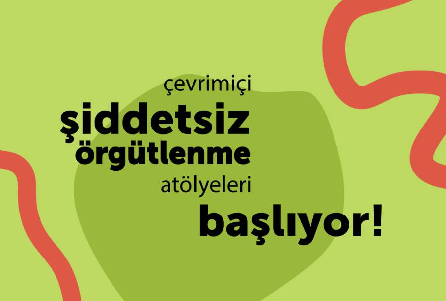 Görsel açık yeşil zemin üzerine oluşturulmuş bir grafik tasarım. Görselin ortasında koyu yeşil yamuk bir yuvarlak yer alıyor. Bu yuvarlağın üstünde alt alta şunlar yazıyor: çevrimiçi şiddetsiz örgütlenme atölyeleri başlıyor!
