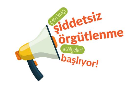 Görsel beyaz zemin üzerine yapılmış bir grafik tasarım. Tasarımın sol kısımında, megafon yer alıyor. Megafonun ses çıkardığı kısımda, alt alta olacak şekilde, 'çevrimiçi şiddetsiz örgütlenme atölyeleri başlıyor!' yazısı bir duyuru yapılıyormuş gibi tasarımda yer almış.