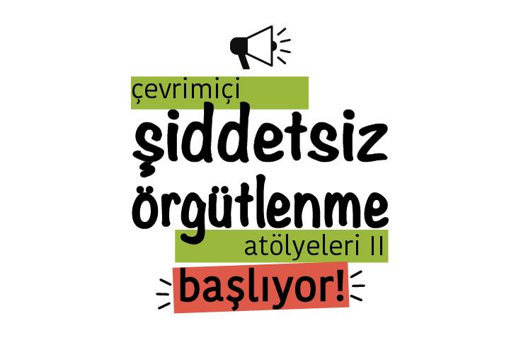 Bu görsel beyaz zemin üzerine hazırlanmış bir grafik tasarım. Tasarımın ortasında 'çevrimiçi şiddetsiz örgütlenme atölyeleri iki, başlıyor!' yazıyor. 'Çevrimiçi' yazısı açık yeşil bir şerit üzerinde bulunuyor. 'Atölyeleri 2' yazısı da aynı renkli bir şerit üzerinde bulunuyor. 'Başlıyor!' yazısı da turuncu renginde olan bir şerit üzerinde bulunuyor.