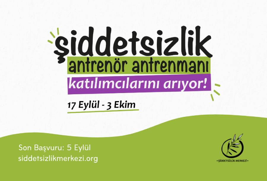 Görsel beyaz zemin üzerine yapılmış bir grafik tasarım. Tasarımın orta kısmında alt alta yazılı şekilde 'şiddetsizlik antrenör antrenmanı katılımcılarını arıyor!' yazısı yer alıyor. 'Antrenör antrenmanı' yazısı, yeşil renginde olan bir şerit üzerinde yazılı. 'Katılımcılarını arıyor!' yazısı ise mor renginde olan bir şerit üzerinde yer alıyor. Yazının sol alt kısmında '17 Eylül - 3 Ekim' tarihi yazılı. Tasarımın sol alt köşe kısmında, Son Başvuru: 5 eylül siddetsizlikmerkezi.org yazısı yer alıyor. Tasarımın sağ alt köşe kısmında ise Şiddetsizlik Merkezi logosu bulunuyor. Logoda bir çember içerisinde zeytin dalı bulunuyor. Zeytin dalının üst ucu çember dışına çıkmış şekilde duruyor. Logonun altında, Şiddetsizlik Merkezi yazıyor.