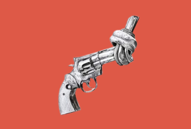 Görsel gül kurusu rengi üzerine bir grafik tasarımı. İleriye tutulmuş gibi yukarıya bakan namlusu düğümlenmiş bir tabanca.