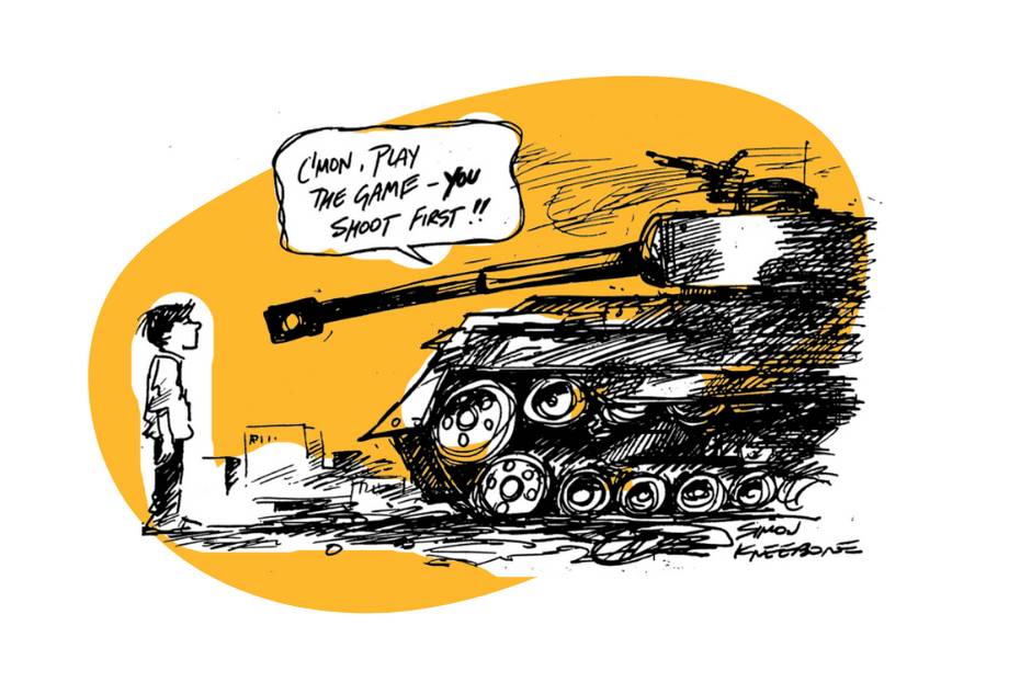 Görsel bir karikatür. Karikatürde, çizim beyaz zeminin üstünde oval sarı bir çerçeve içine alınmış. Burada, kara kalemle çizilmiş görüntüde namlusu öne uzanmış bir tank ve tankın önünde başı namluyla aynı hizada, namlunun ucuyla gözgöze resmedilmiş ayakta duran bir kişi var. Bu kişi dik ve rahat bir pozisyonda, iki eli bedeninin iki yanına sarkmış durumda, tankın karşısında sadece ayakta duruyor. Tank da kişi de siyah beyaz olarak resmedilmiş. Tankın namlusundan çıkan bir konuşma balonu görüyoruz. Konuşma balonu köşeleri yumuşak bir dikdörtgen olarak çizilmiş. İçinde ise büyük harflerle "C'MON, PLAY THE GAME, YOU SHOOT FIRST" yazıyor. Yazıda "you" harfler kalınlaştırılarak vurgulanmış. Karikatürün sağ alt köşesinde Simon Kneebone imzası görünüyor.