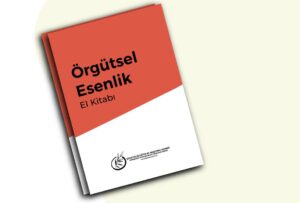 Bu görsel beyaz zemin üzerine oluşturulmuş bir grafik tasarım. Zeminin hemen üzerinde Örgütsel Esenlik El kitabı bulunuyor. Kapak tasarımının yarısı turuncu yarısı beyaz renkler ile tasarlanmış. Turuncu kısımın üzerinde Örgütsel Esenlik El Kitabı yazıyor. Beyaz kısımda ise Şiddetsizlik Merkezi logosu yer alıyor.